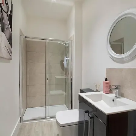 Innvigour Bespoke House With Free Parking For 3 Cars Holiday home York