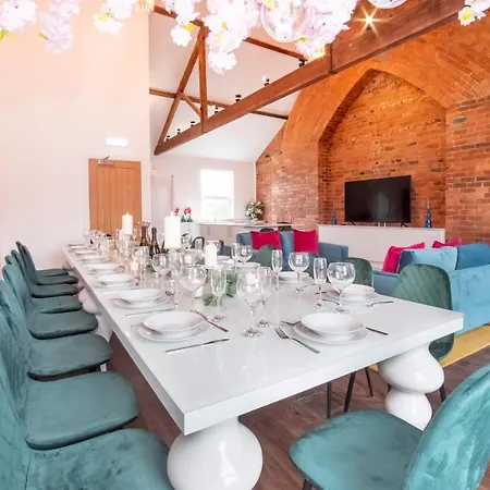 Innvigour Bespoke House With Free Parking For 3 Cars Holiday home
