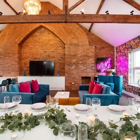 Holiday home Innvigour Bespoke House With Free Parking For 3 Cars *