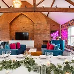 بيت للعطل Innvigour Bespoke House With Free Parking For 3 Cars *