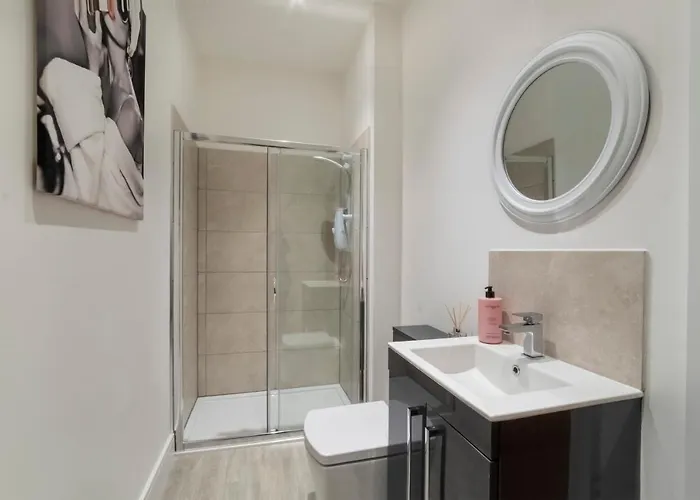 Innvigour Bespoke House With Free Parking For 3 Cars Holiday home York