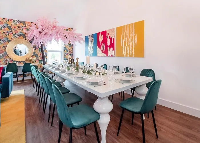 Innvigour Bespoke House With Free Parking For 3 Cars Holiday home *