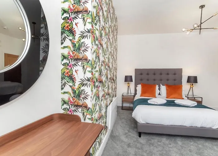 Holiday home Innvigour Bespoke House With Free Parking For 3 Cars *