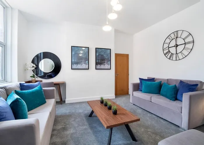 Holiday home Innvigour Bespoke House With Free Parking For 3 Cars