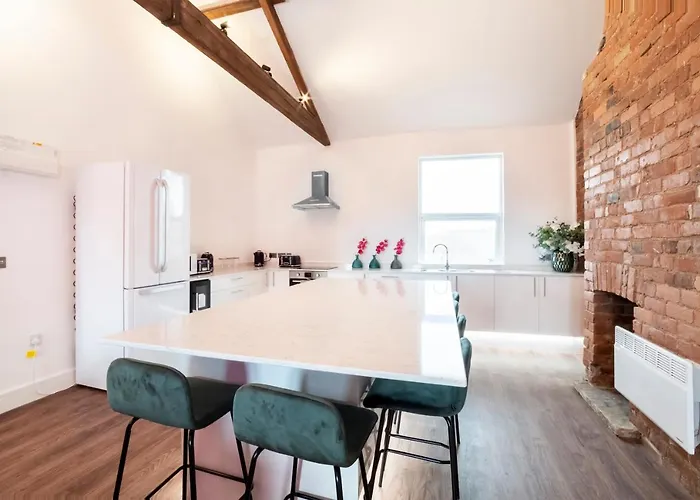 Holiday home Innvigour Bespoke House With Free Parking For 3 Cars *