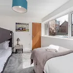 Nyaraló Innvigour Bespoke House With Free Parking For 3 Cars